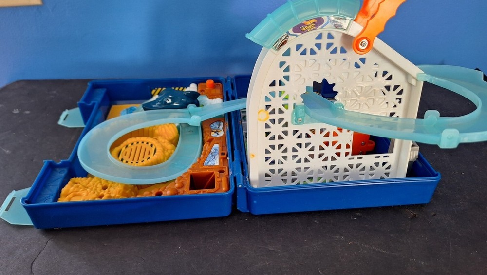 Micro Hot Wheels 2003 Shark Park Fold Up Case