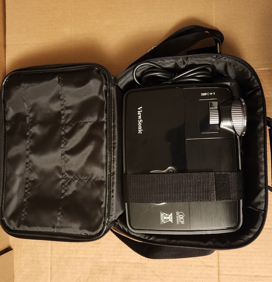 Viewsonic PJD6211 DLP 3D Ready Projector with Case 0 Hours, bundle