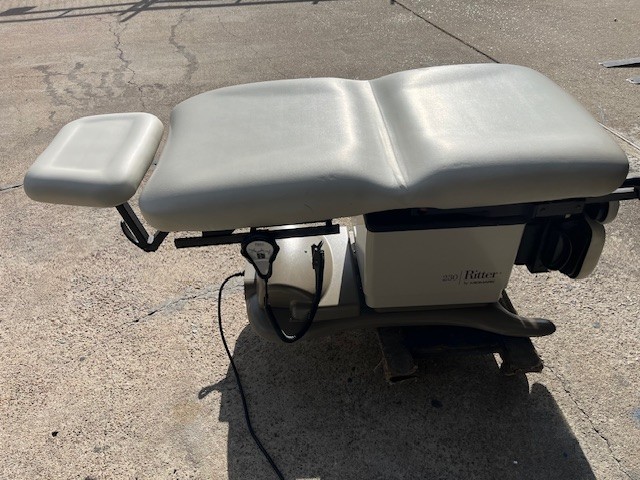 Midmark 230 Power Exam Table