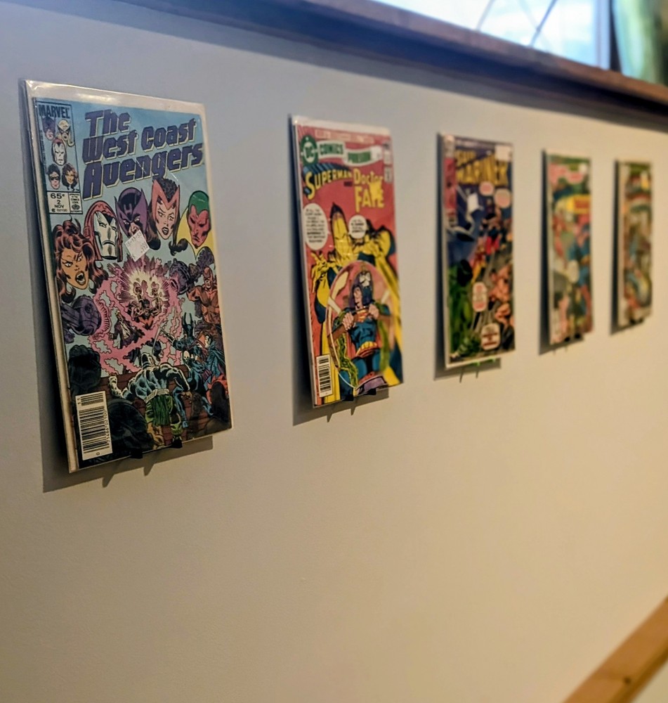 Comic Book Wall Mount - 3D Printed ,Easy Hang, Minimalist