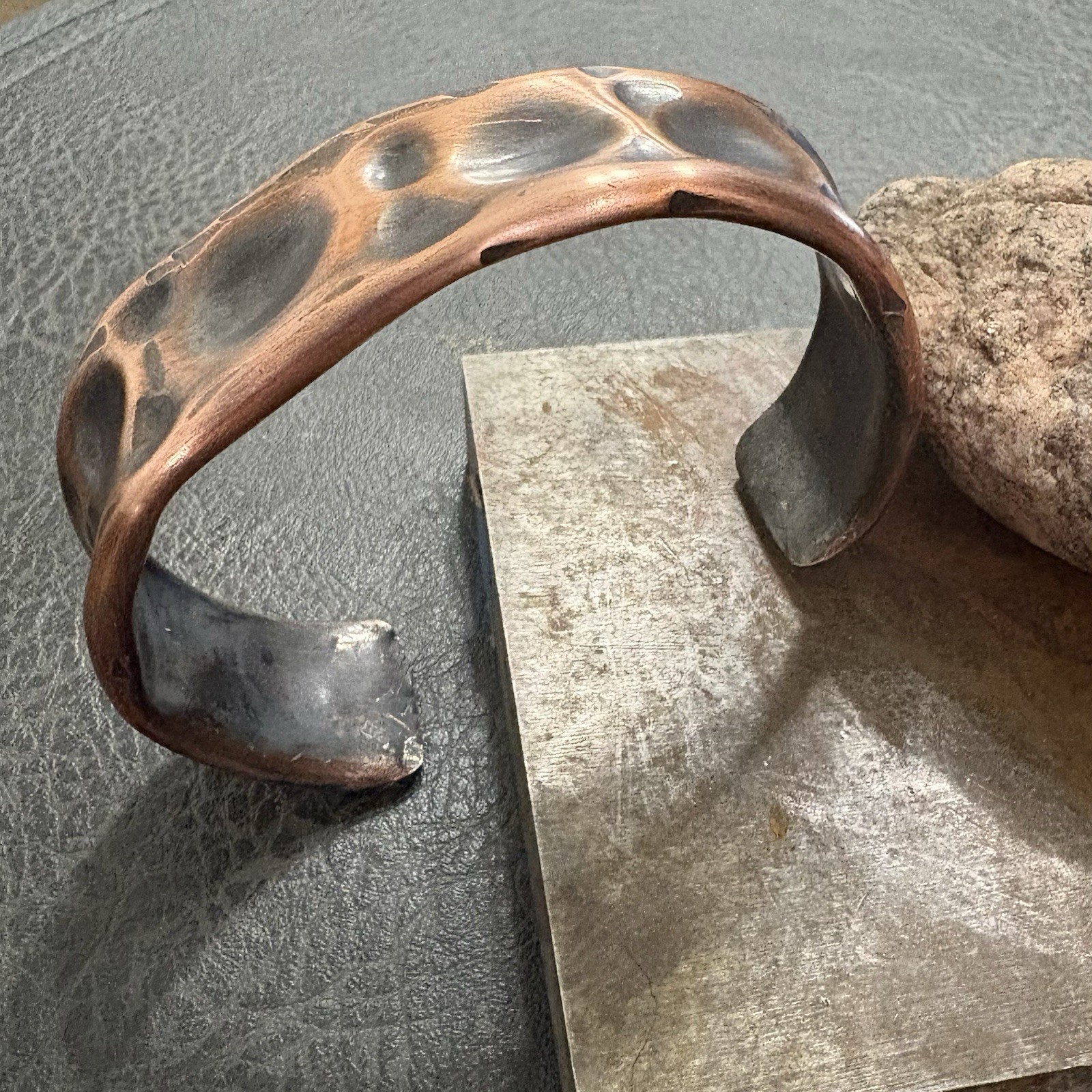 Vtg Brutalist Modernist Men’s Hammered Thick Copper Artisan Cuff Bracelet Viking