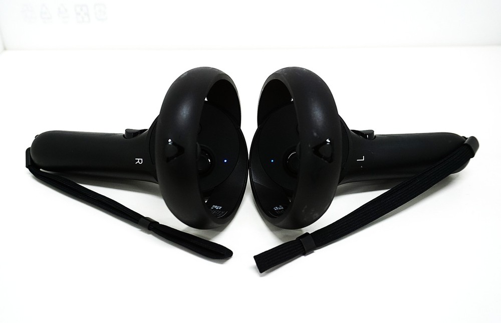 HTC VIVE Bundle: 2 Controllers +Wrist Tracker | Focus 3 & XR Elite/No Power Cord