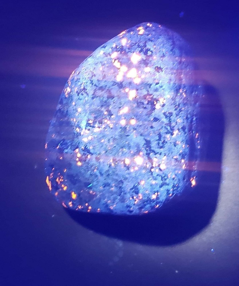Yooperlite 10.39oz FLUORESCENT SODALITE