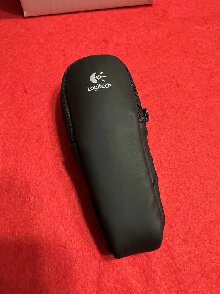 Logitech R400 Wireless Presenter with A Laser Pointer.
