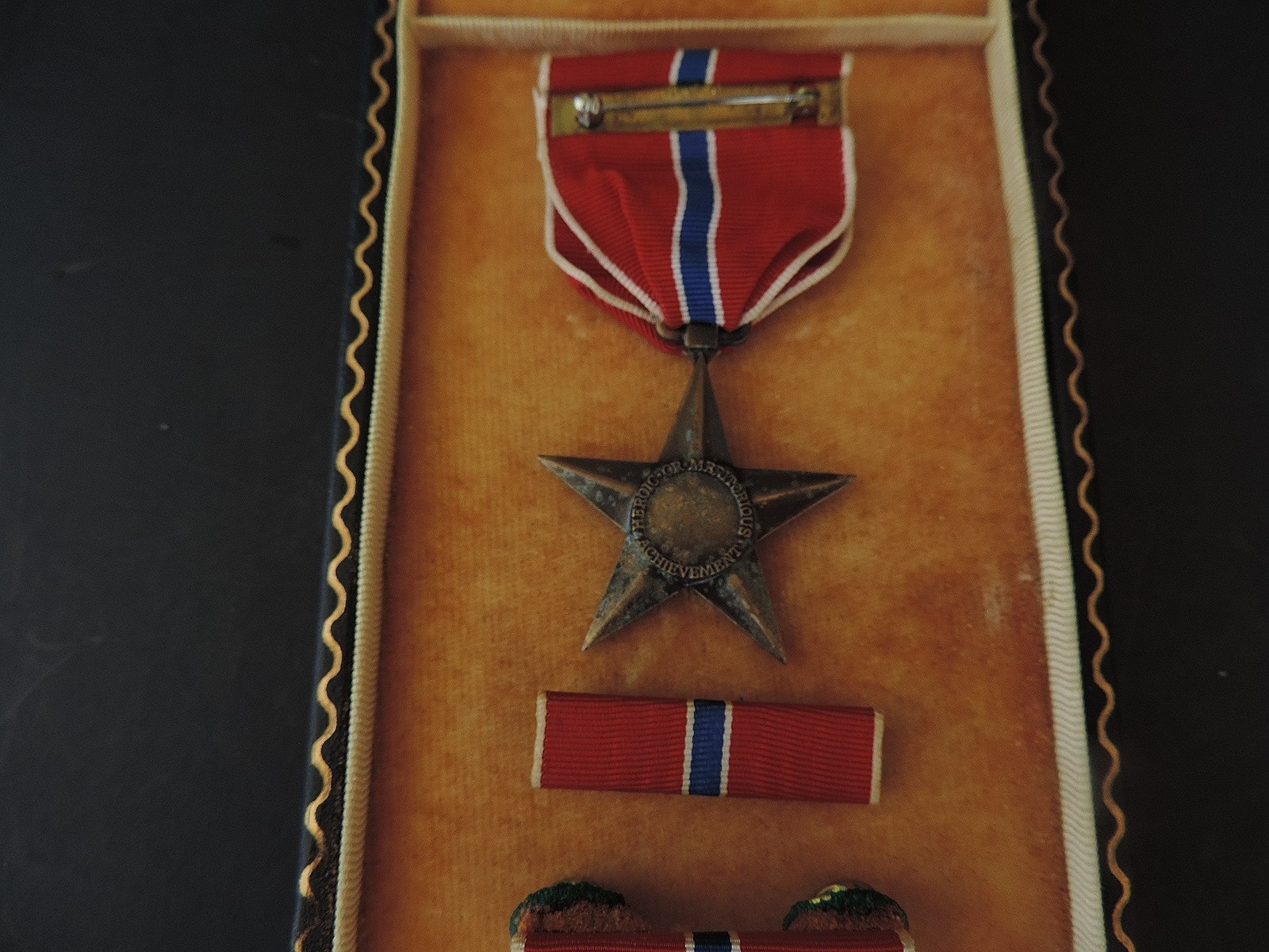 WW2 U.S. BRONZE STAR MEDAL IN CASE with RIBBONS