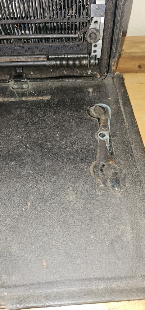 UNDERWOOD Portable Typewriter w/Case