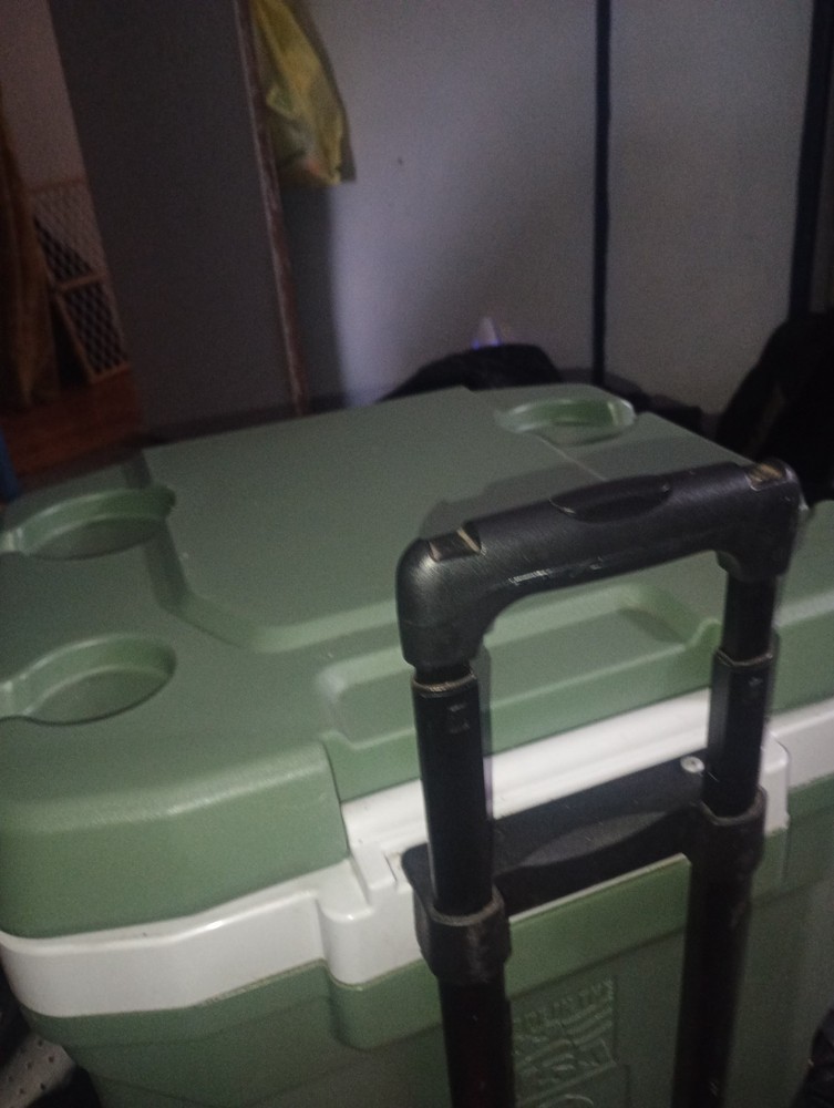 Igloo Maxcold Rolling Drink Cooler Mountain Dew Green with Cup Holders