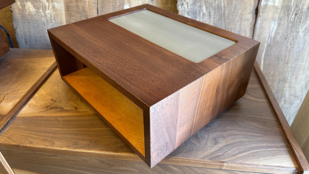 McIntosh L12 Solid Walnut Custom Cabinet    (Pre-Order)