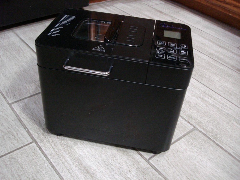 Deluxie BM8202 Black 2lb Programmable Bread Machine Maker Digital Touch