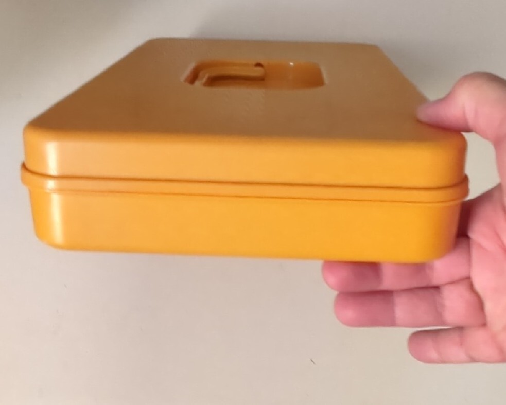 VTG WILSON WIL-HOLD GOLD THREAD SPOOL & BOBBIN STORAGE SEWING BOX With Thread