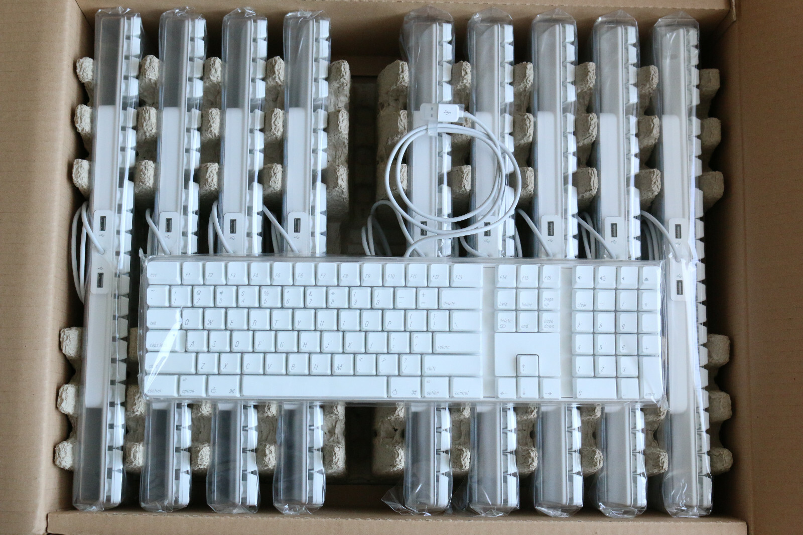 Brand New Genuine Apple A1048 English wired full size USB keyboard 658-0306 (2SB