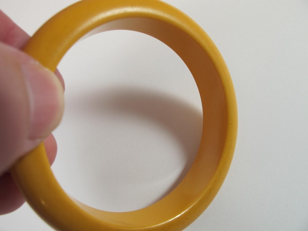 light butterscotch tested bakelite bangle bracelet