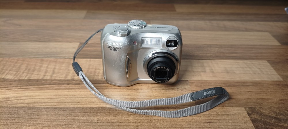 Nikon Coolpix 2100  Digital Camera Silver Tested Working