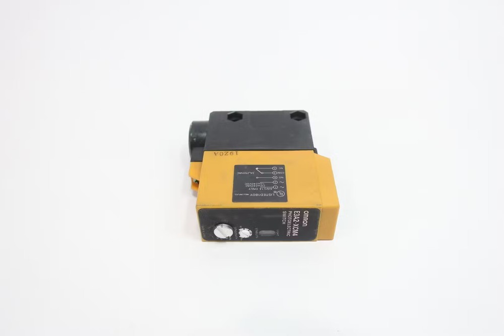 Omron E3A2-XCM4 Photoelectric Switch 24-240v-ac