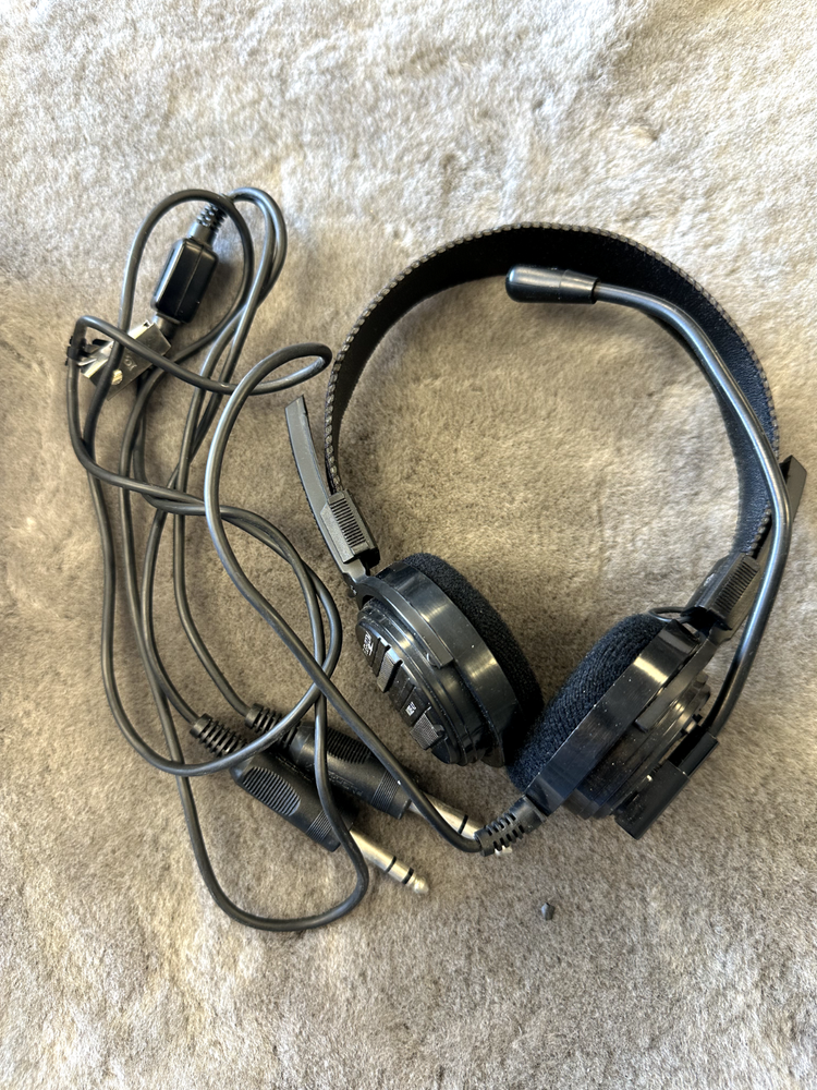 FLIGHTCOM LIGHT WEIGHT AVIATION HEADSET MODLE 4.2