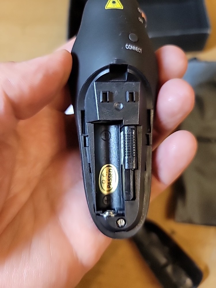 Beboncool Model D100 Wireless Presenter With Laser Pointer + bag