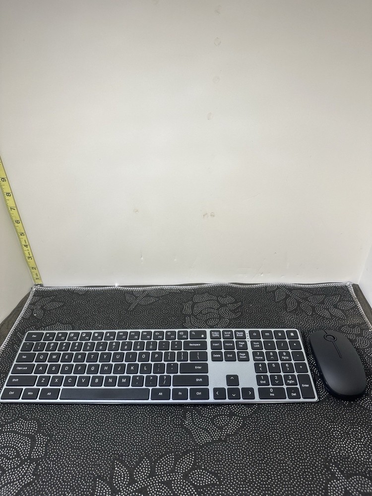 Premium slim layout with number pad + USB dongles – includes charging cable