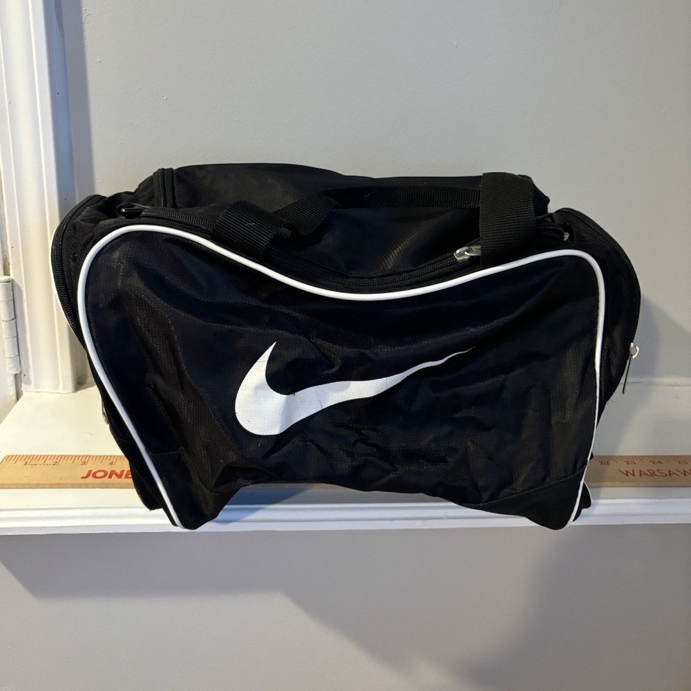 Nike Medium Black & White Grip Gym Bag Zip Closure Polyester Adjustable Strap L…