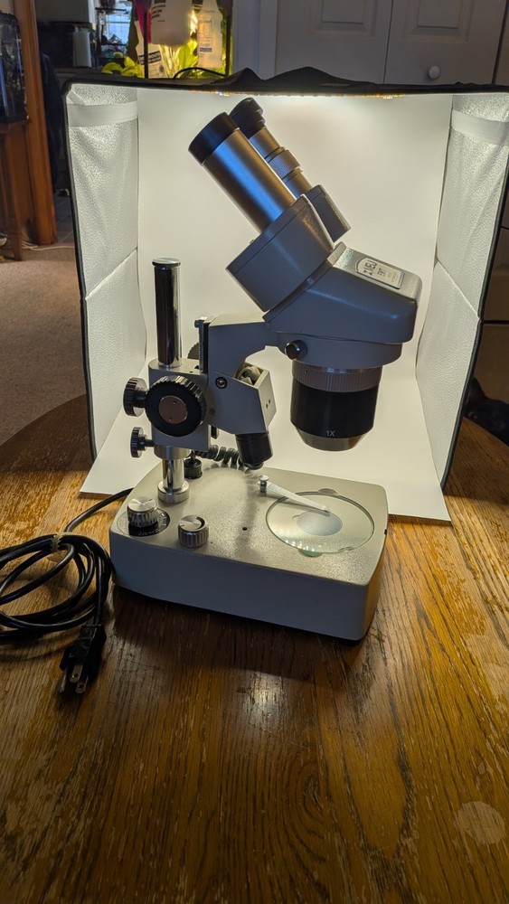 Meiji Techno EMT-2- 2 dual-power Stereo Microscope