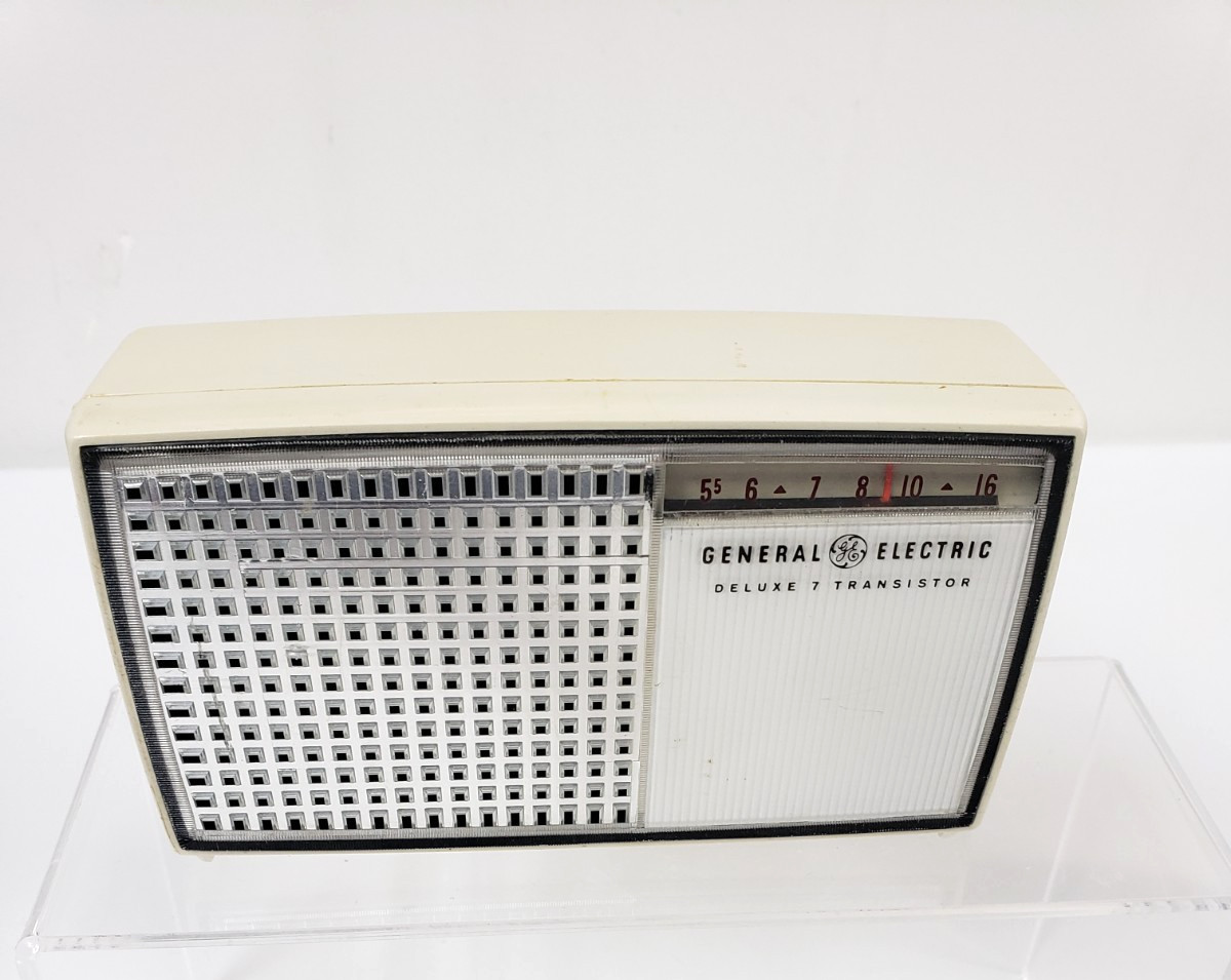 General Electric (GE) Deluxe 7 Transistor Radio Silver cream color UNTESTED