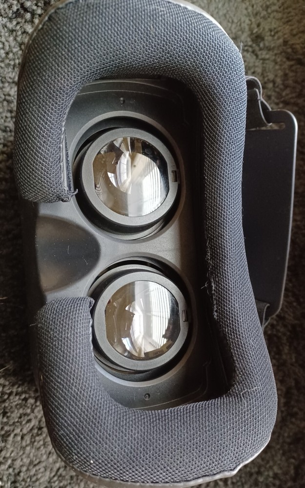 Virtual Reality Headset by Wireless Gear Realistic 3D Experience small tear