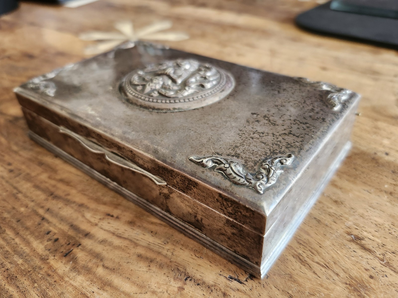 Vintage Sterling Silver Repousse Deity Box Thainakon Thailand Burl Lined 418g