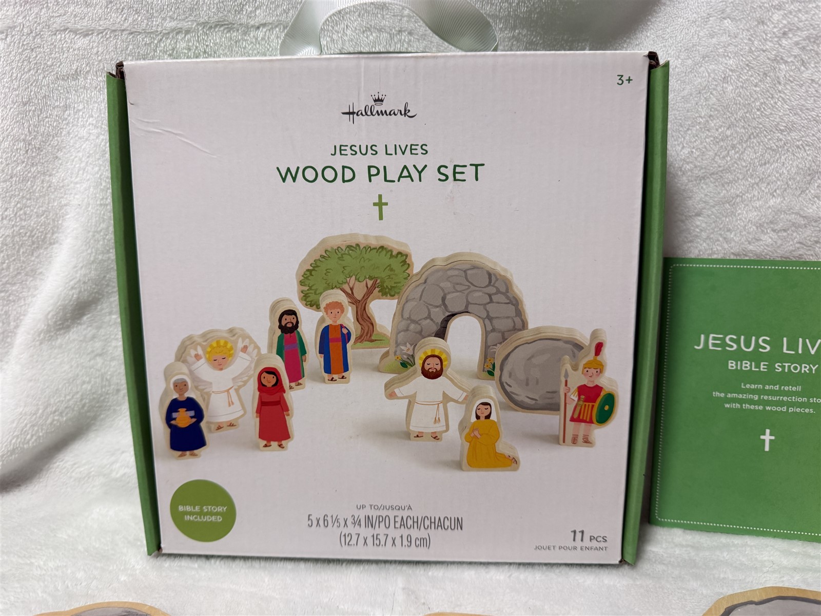 HALLMARK JESUS LIVES WOOD PLAY SET 11 PIECE WITH BIBLE STORY BOOKLET