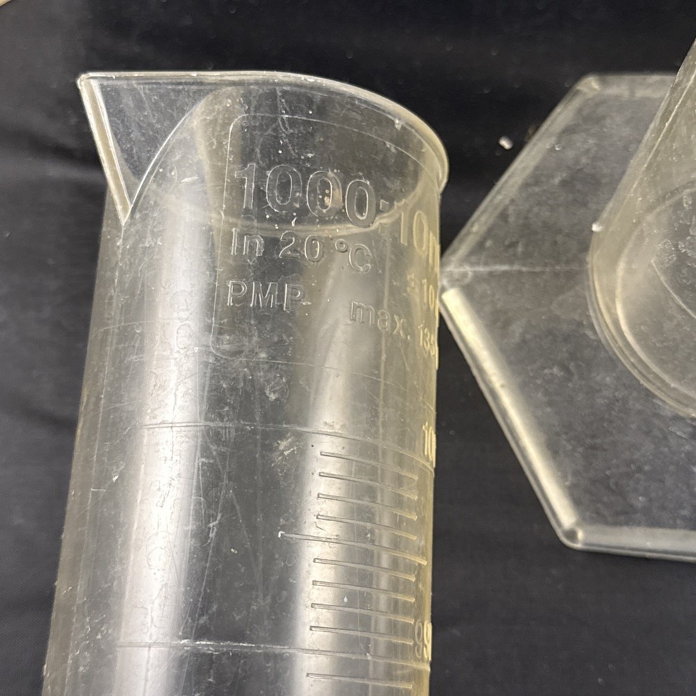 Cylindrical graduated plastic cylinders lab