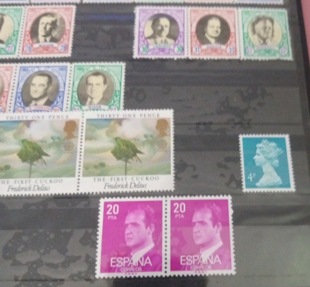 2" 3 ring binder w/ 5 pages of stamps over 100 usable stamps mostly US