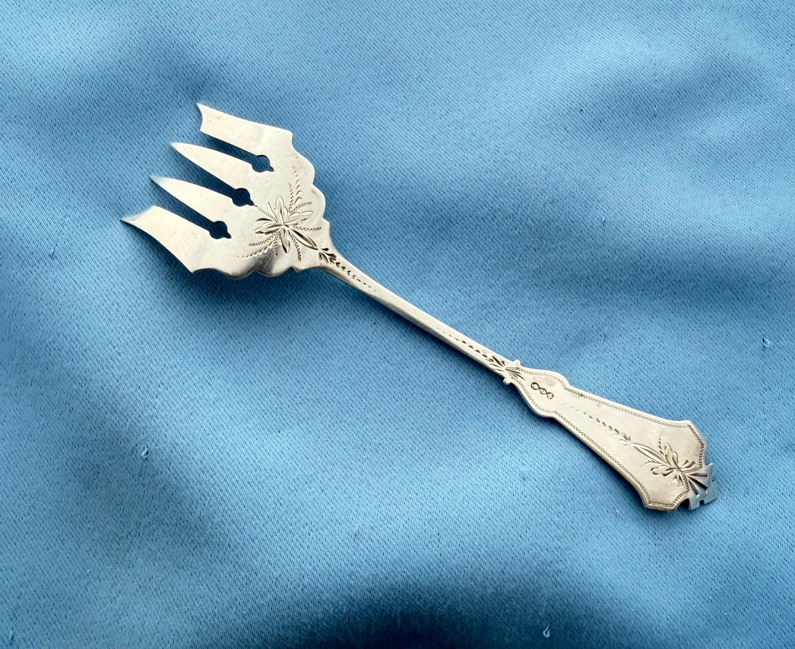 Albert Cole Coin Silver Sardine Fork Bright Cut 6 1/4 In Mono 26.5 Gr