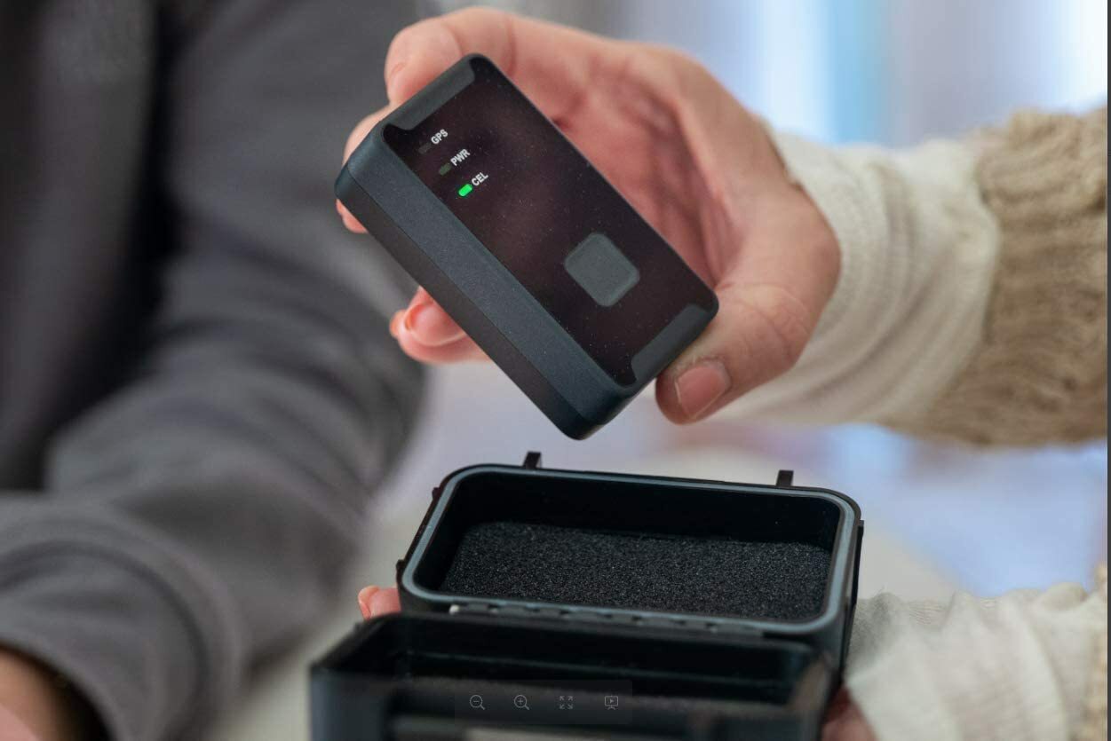 Lightning GPS LTE GL300 GPS Tracker & Magnetic Waterproof Weather-Resistant Case