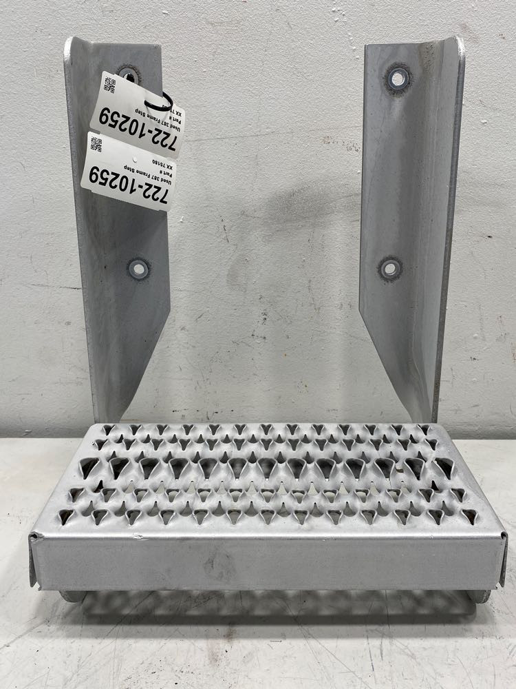 2004 Peterbilt 387 Frame Step (722-10259)