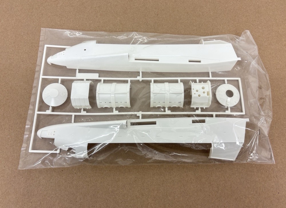Tamiya Space Shuttle Orbiter 1:100 Plastic Model Kit 6101 New Open Box