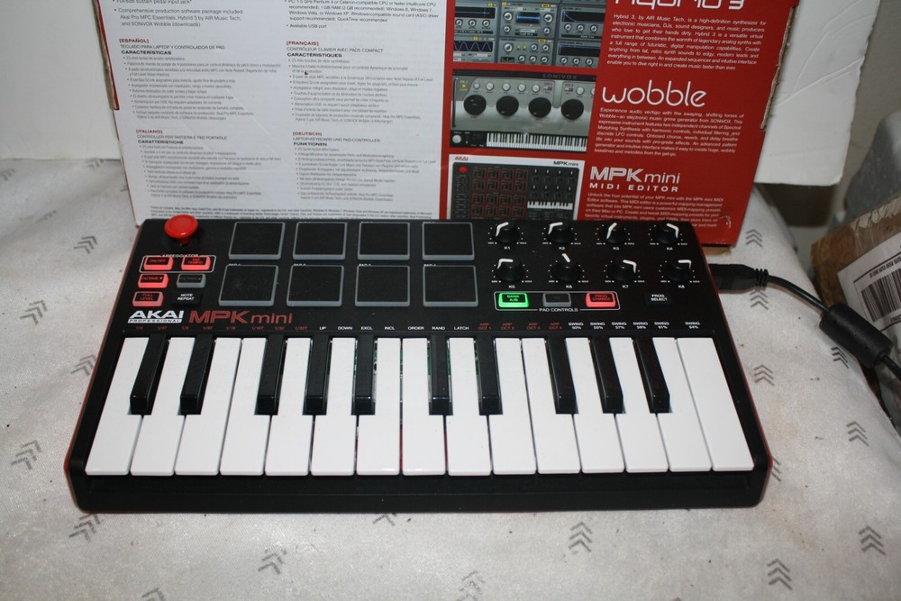 AKAI PROFESSIONAL MPK MINI COMPACT KEYBOARD AND PAD CONTROLLER