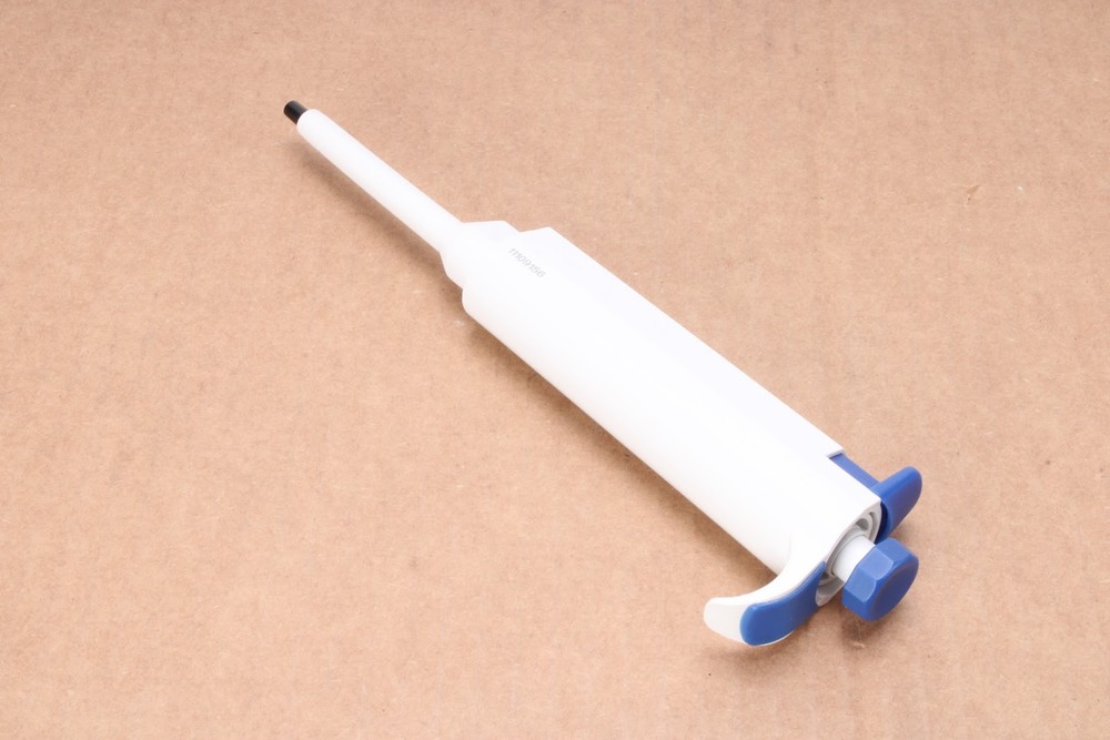 Four E's 20-200uL Adjustable Volume Micropipette