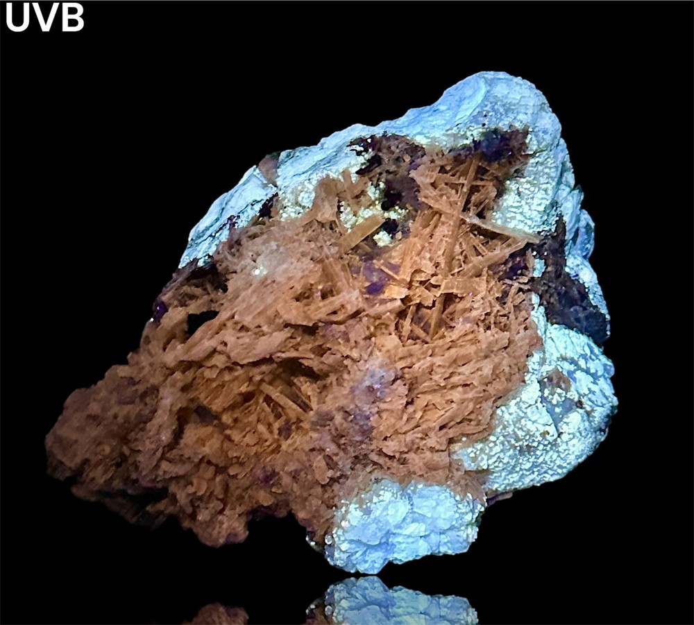1086 Gr. Fluorescent Strong Persistent Phosphorescence Hackmanite W/ Richterite