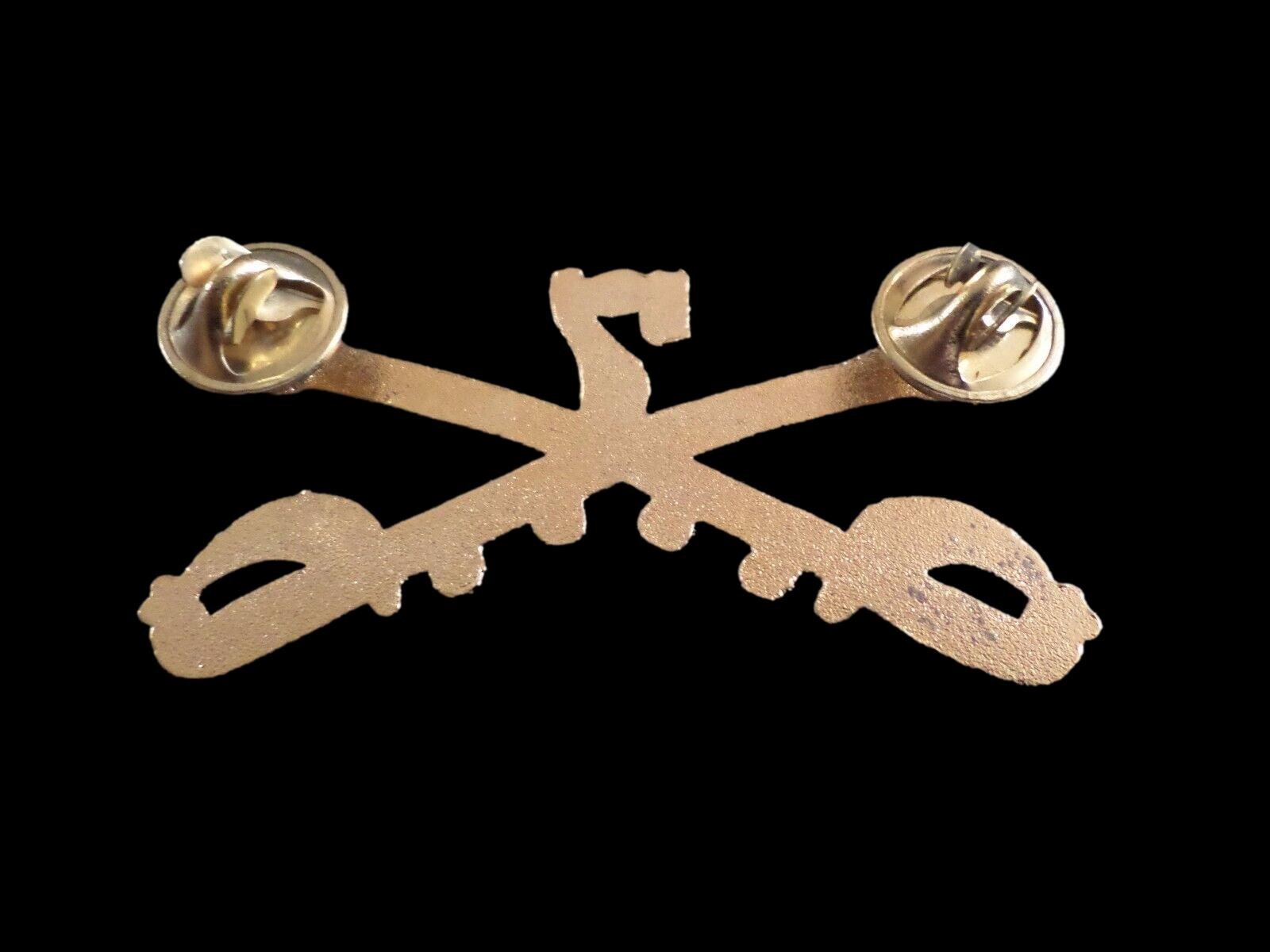U.S MILITARY 7th CAVALRY METAL HAT BADGE PIN CROSSED SABERS SWORDS GEORGE CUSTER