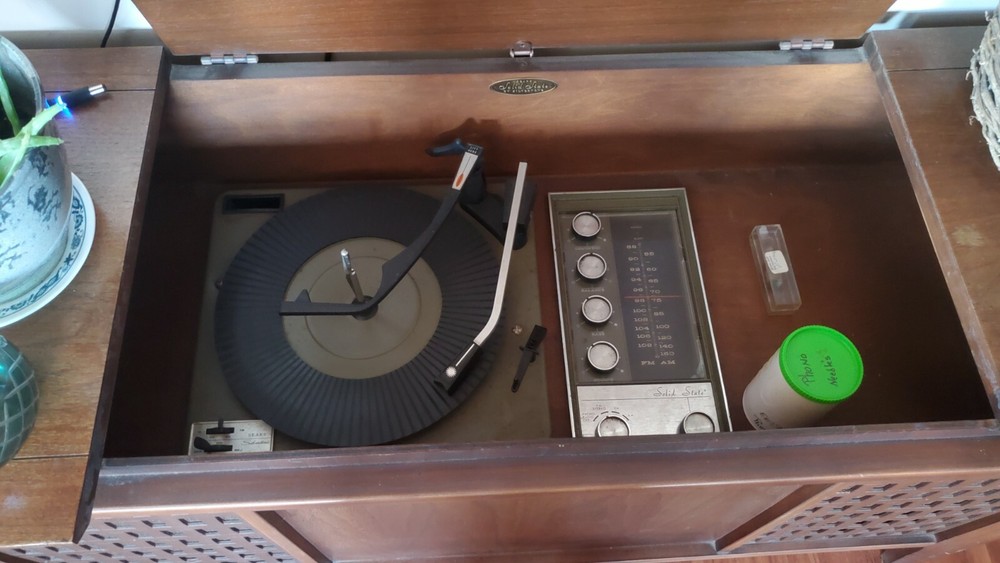 Sears Silvertone Phonograph/ Radio Console Vintage Collectable in Mint condition