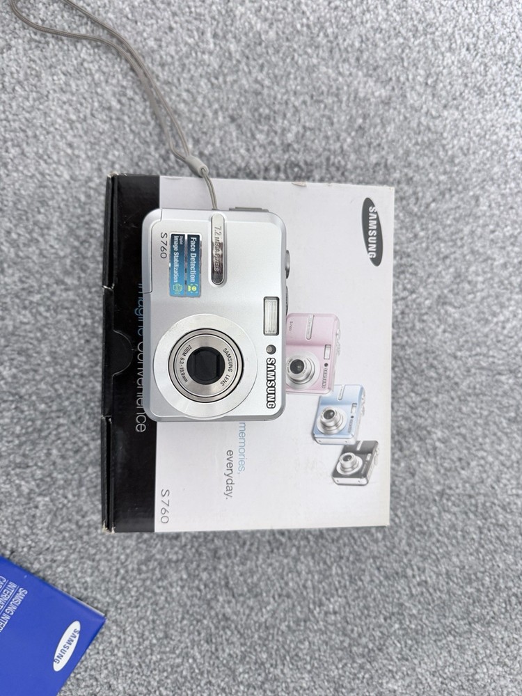 Samsung Digimax S760 7.2MP Digital Camera - Silver