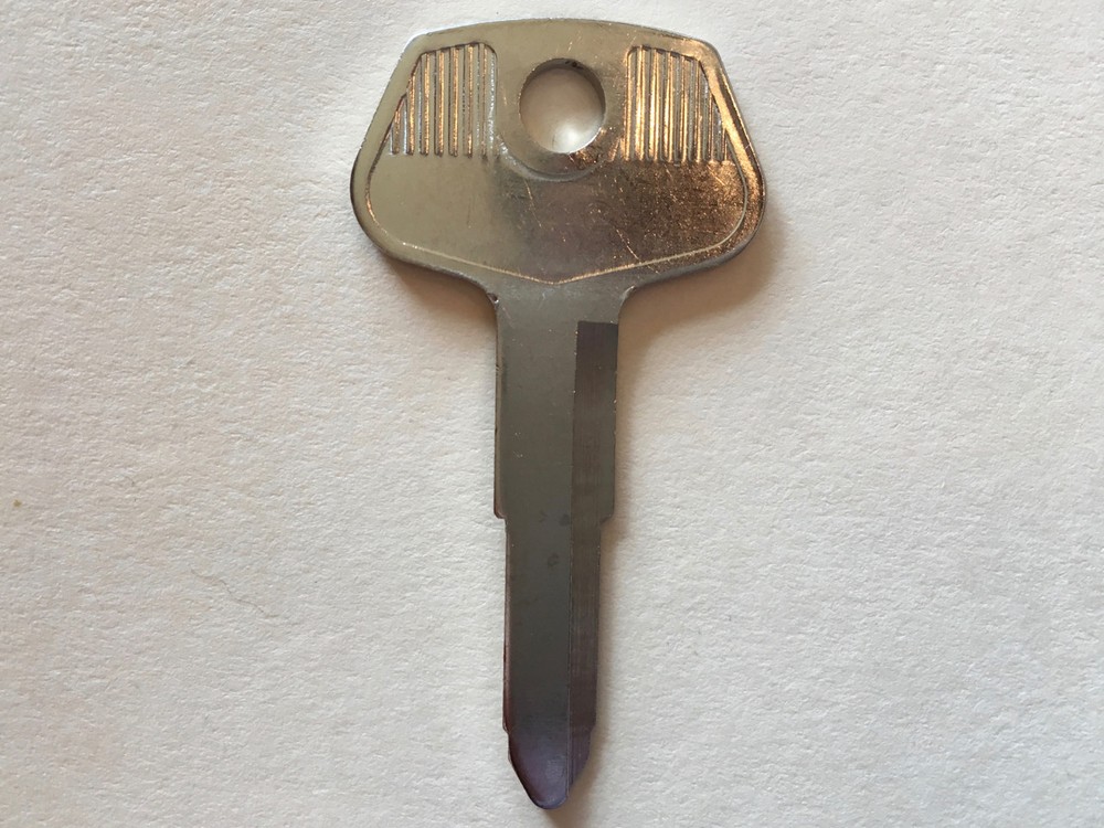 ONE Suzuki Samurai key blank. Correct OEM length; why settle for too long? Nice!