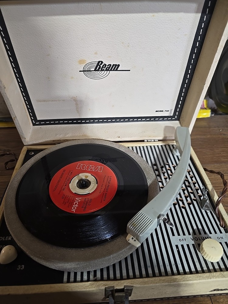 VINTAGE BEAM PORTABLE RECORD PLAYER SUITCASE TURNTABLE
