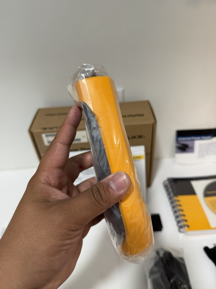 FLUKE 1524 REFERENCE THERMOMETER W/ PROBE & BAG (TESTED) FREE SHIPPING
