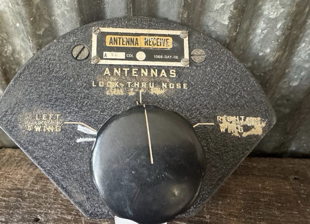 WWII Aircraft Antenna Receiver Selector Unit – “Antenna Receive” Control Panel