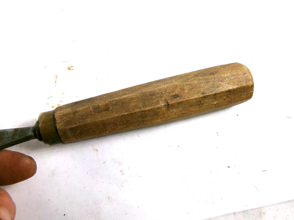 NICE CARVING CHISEL - 7/8" SIZE - # 7 SWEEP - UNBRANDED