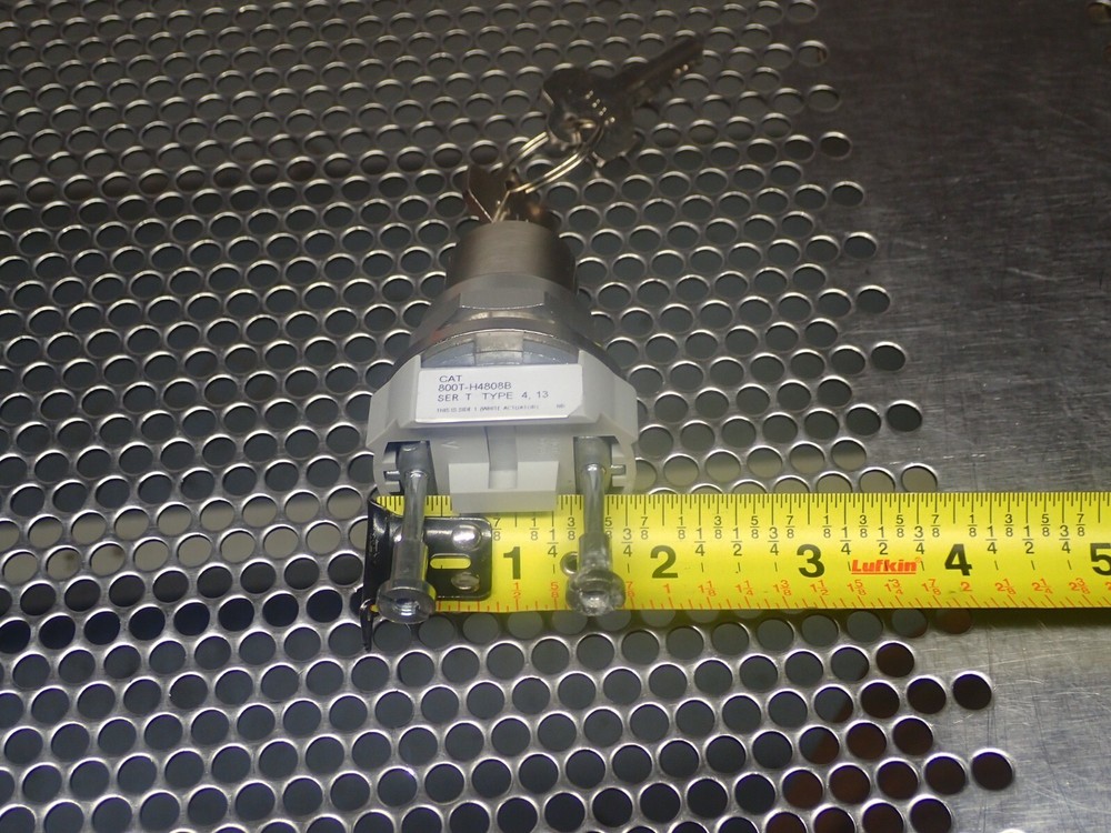 Allen Bradley 800T-H4808B Ser T Keyed Selector Switch Spring Return 2 Position