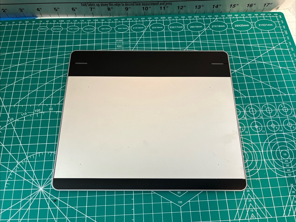 Wacom CTL-480 Intuos Drawing Tablet Only Small Set Creative