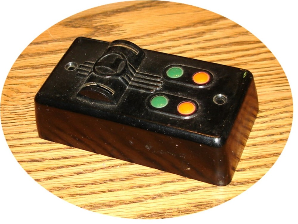 LIONEL - POST WAR BAKELITE DUAL SWITCH CONTROL COVER - 027