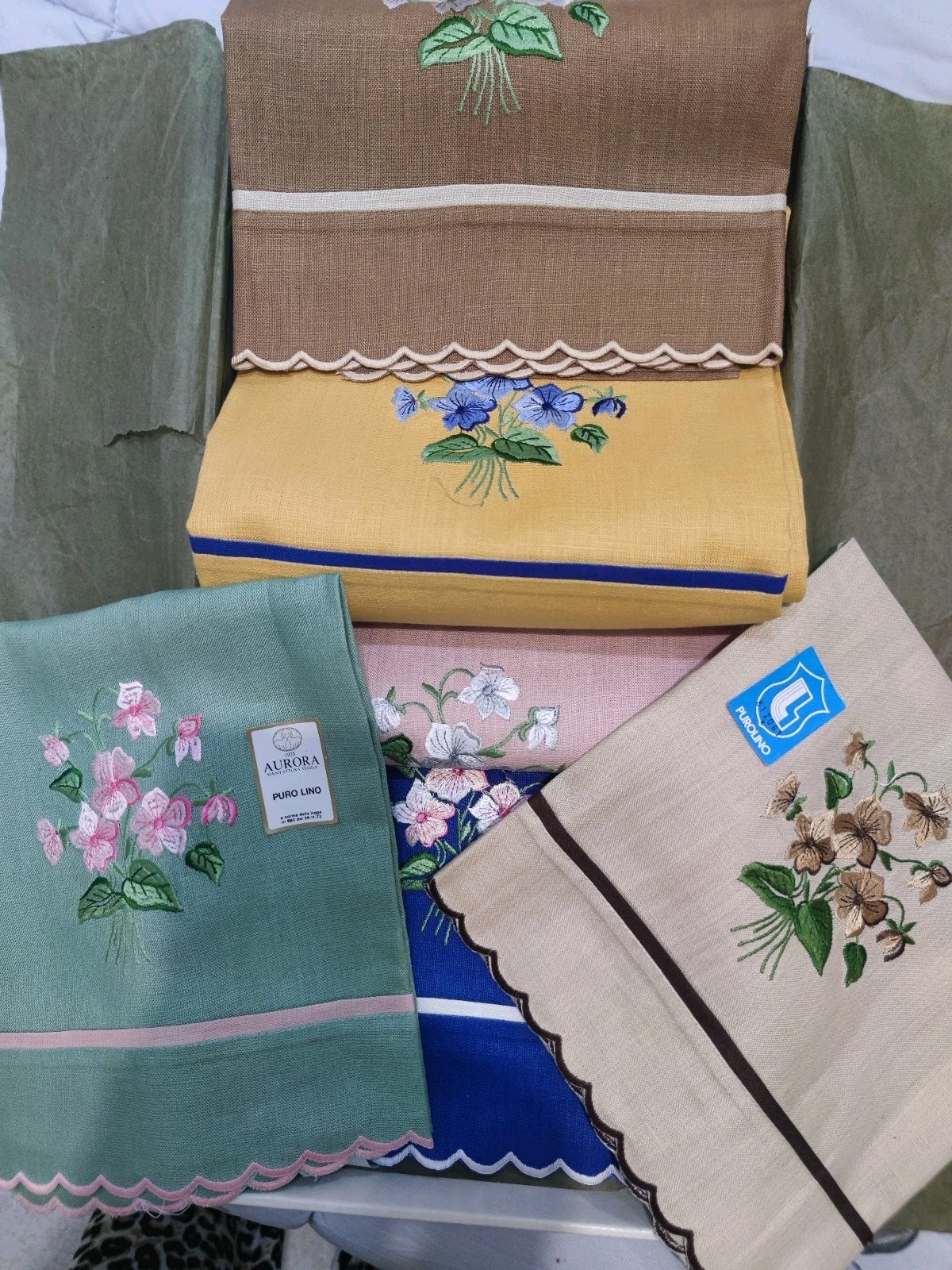 6 towels 💯 Pure linen embroidered, beautiful colored, in original packaging