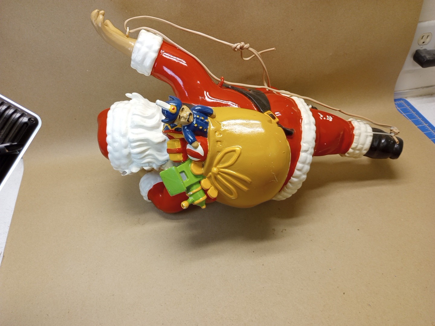 1997 Barthelmess Inc - Climbing Santa Claus Resin Indoor Outdoor