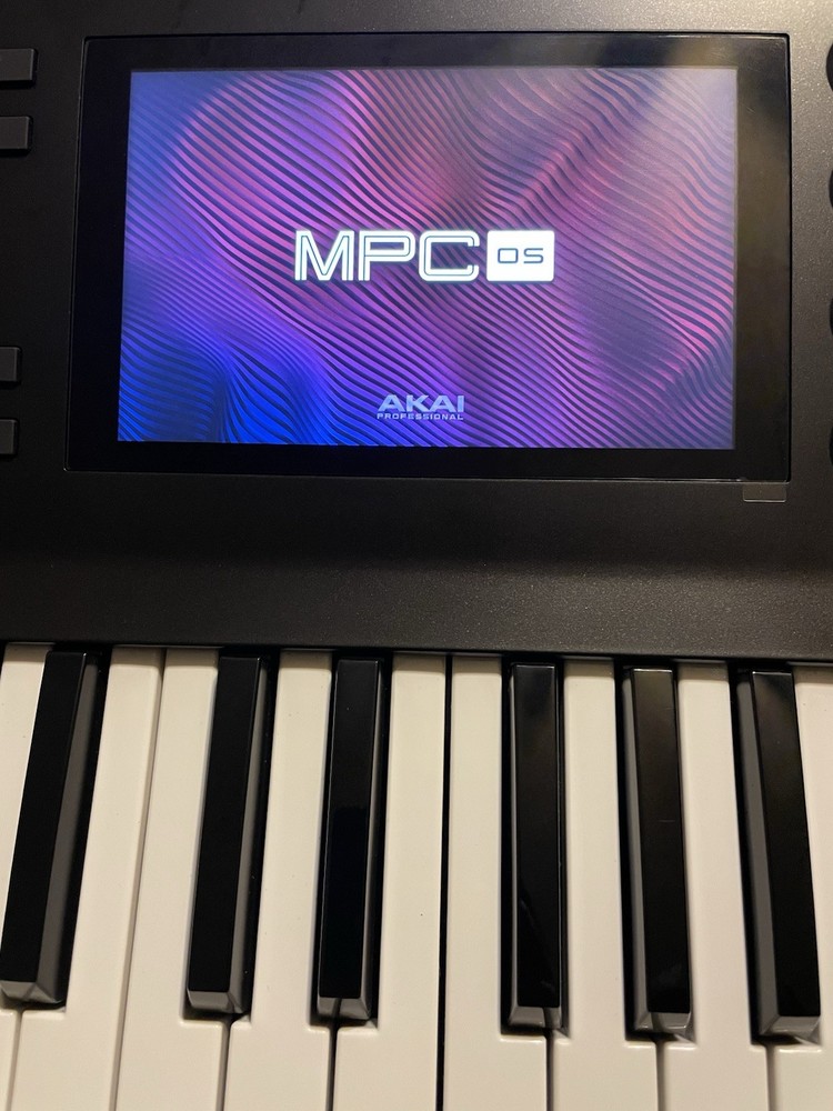 Akai Professional MPC Key 61 Standalone Keyboard Sampler Synthesizer + 1TB SSD